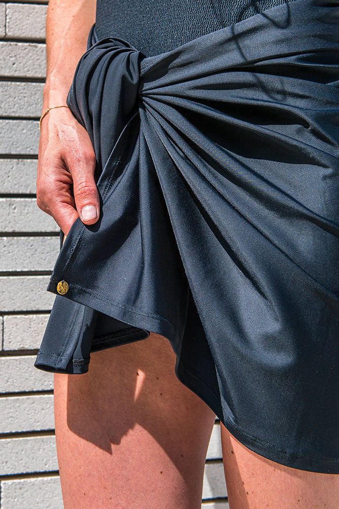 Zwarte sarong, vervaardigd van ECONYL®, gerecycled polyamide uit Italië. Deze luxe sarong is ultra zacht en vervaardigd van dezelfde stoffen als uit onze swimwear collectie. 