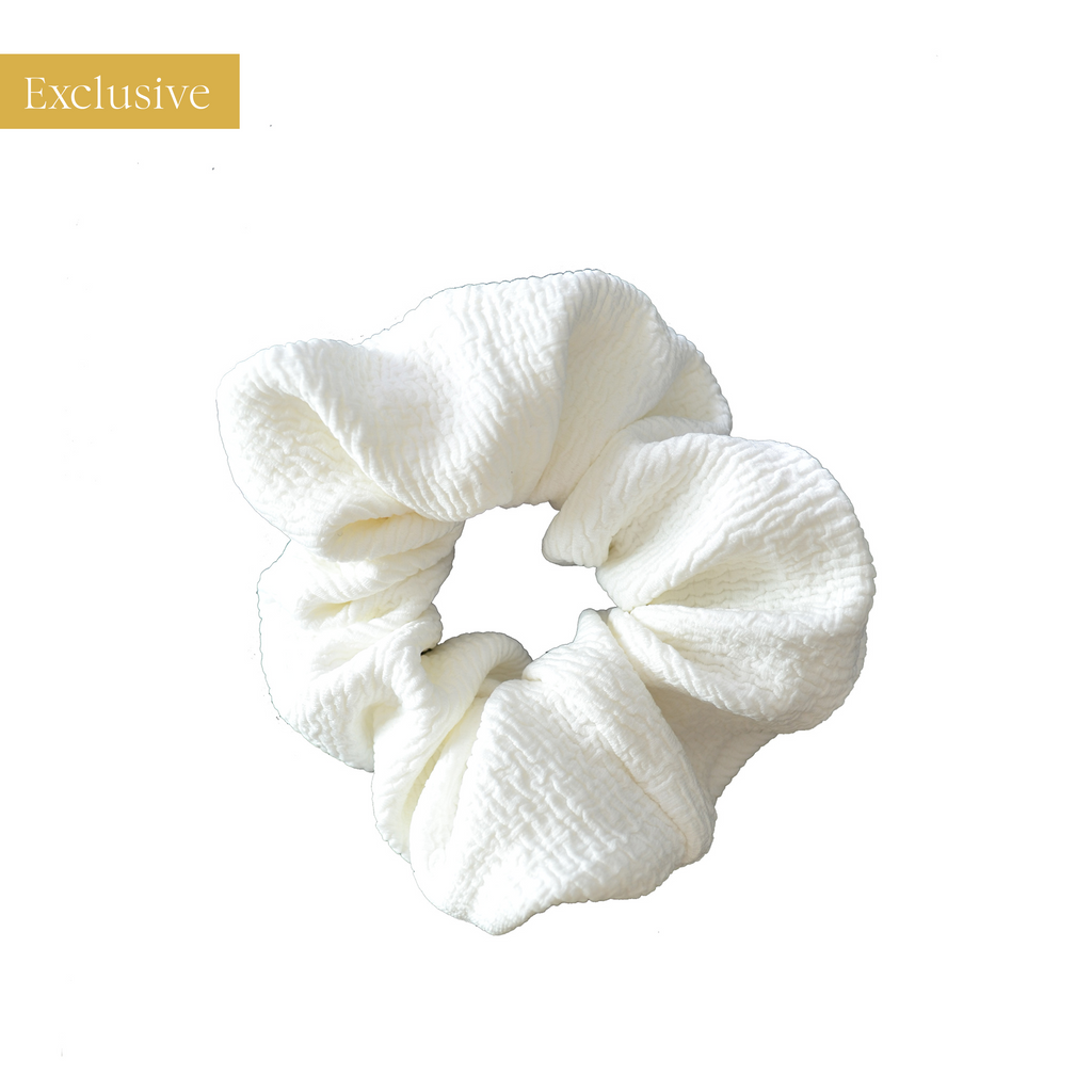 Goddess scrunchie in het wit. Luxe, crinkle scrunchie. Deze witte scrunchie is gemaakt van een luxe, dikke crinkle stof. Dezelfde stoffen die wij gebruiken voor onze badpakken en bikini's uit de Goddess collectie.