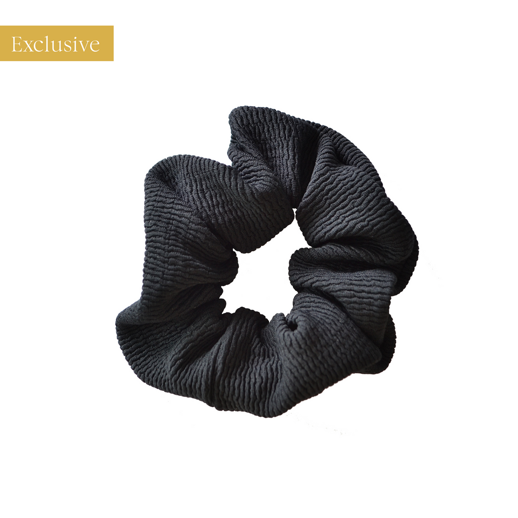 Goddess scrunchie in het zwart. Luxe, crinkle scrunchie. Deze zwarte scrunchie is gemaakt van een luxe, dikke crinkle stof. Dezelfde stoffen die wij gebruiken voor onze badpakken en bikini's uit de Goddess collectie.  