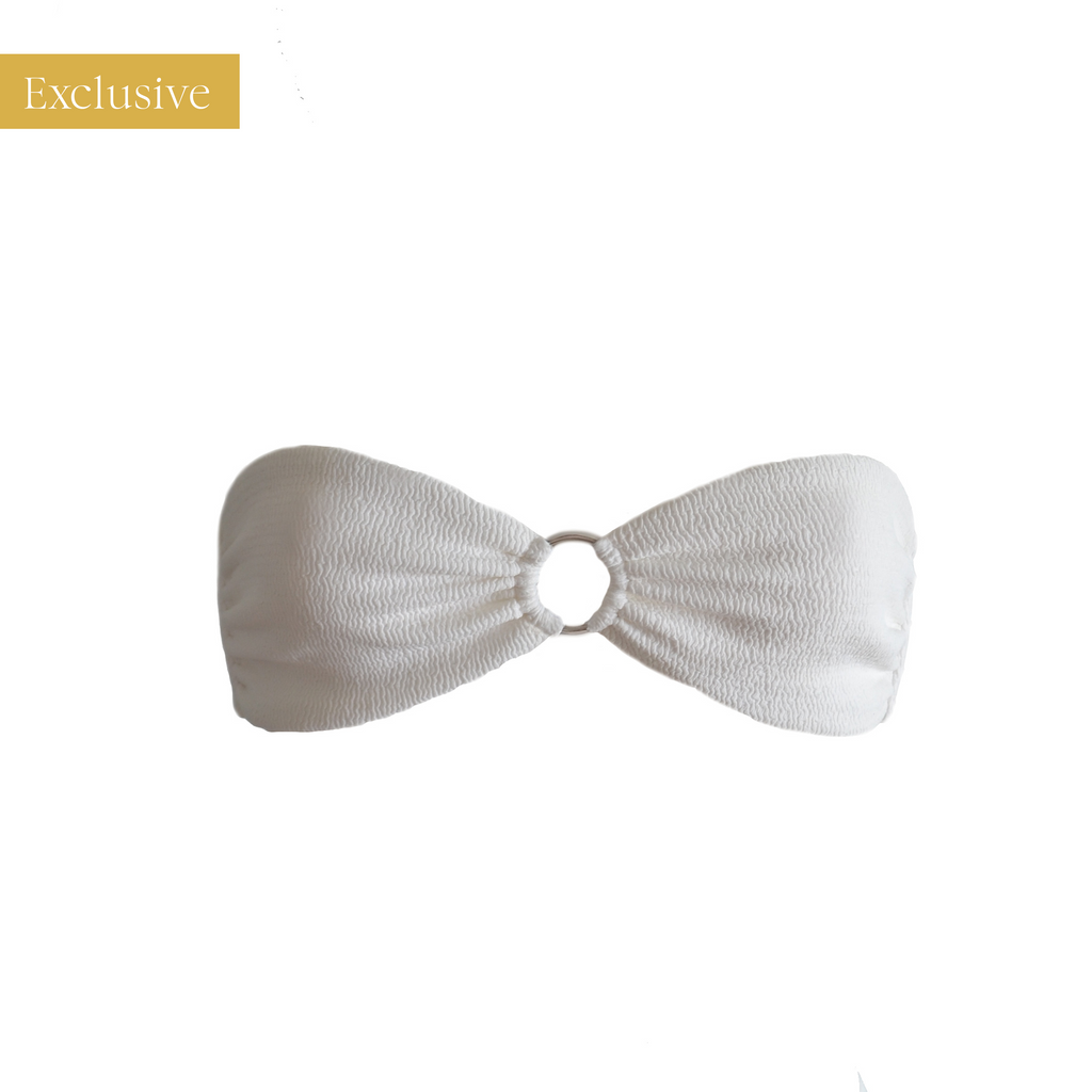 Luxe witte bikini top met zilver kleurige ring. Deze strapless bikini top is vervaardigd van een dikke, luxe crinkle stof. Deze witte bikini top is dubbel gevoerd en naadloos. Match de Goddess bikini met de bijpassende MARLIM sarong voor een elegante look.