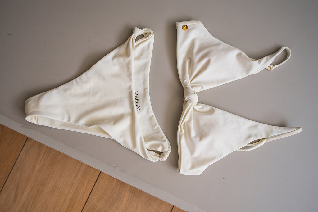 Luxueuze ioorkleurige bikini, vervaardigd van ECONYL® gerecycled polyamide uit Italië. Deze ivoorkleurige bikini is dubbel gevoerd en voorzien van uitneembare pads.
