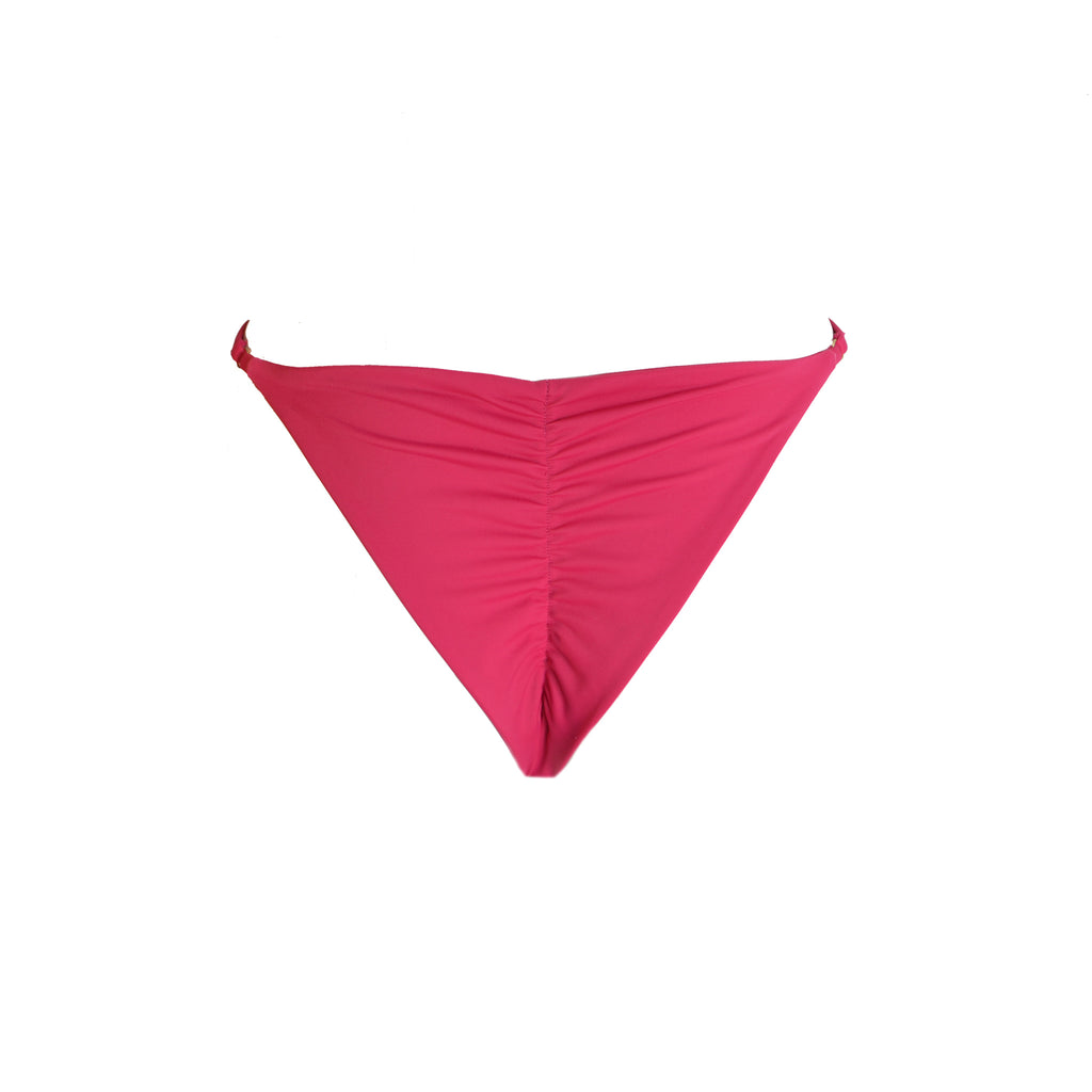 Luxe, roze bikini broekje met extra bandjes. Dit roze bikini broekje is vervaardigd van ECONYL®, gerecycled polyamide uit Italië. Deze strappy bikini is dubbel gevoerd, naadloos en voorzien van goudkleurige ringetjes.